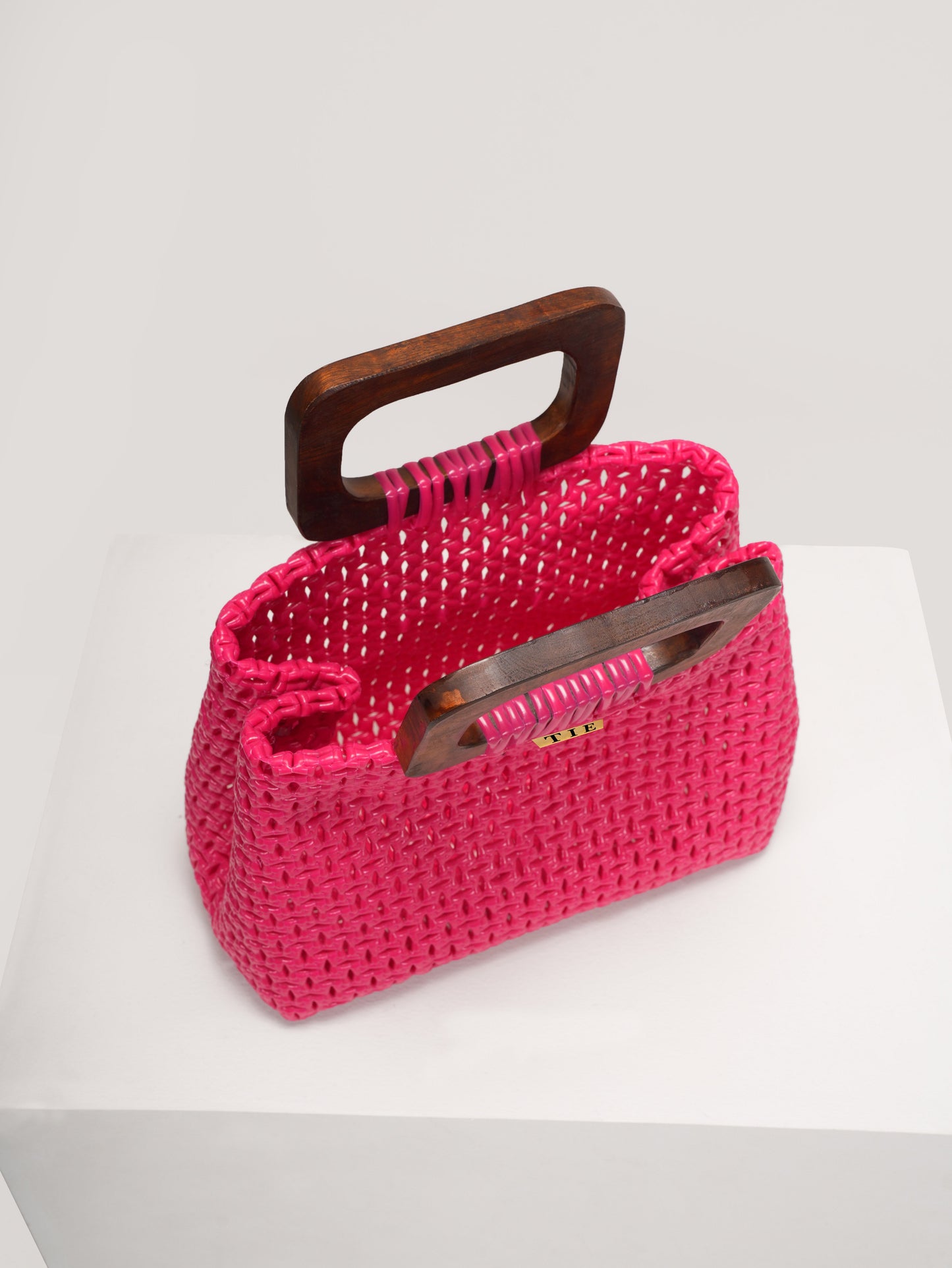D-Clasp Pink Wire Bag